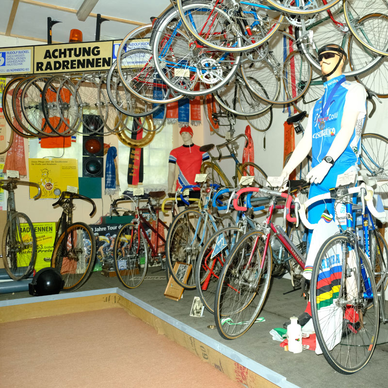 Ausstellung mehrerer Fahrräder im Fahrradmuseum Pflugsmühle