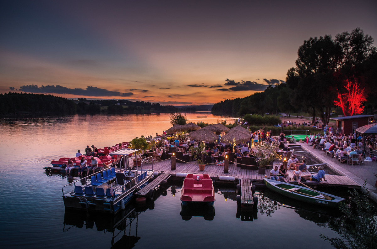 stimmungsvolles Foto der Bootsanlegestelle und Außengastronomie am Brombachsee