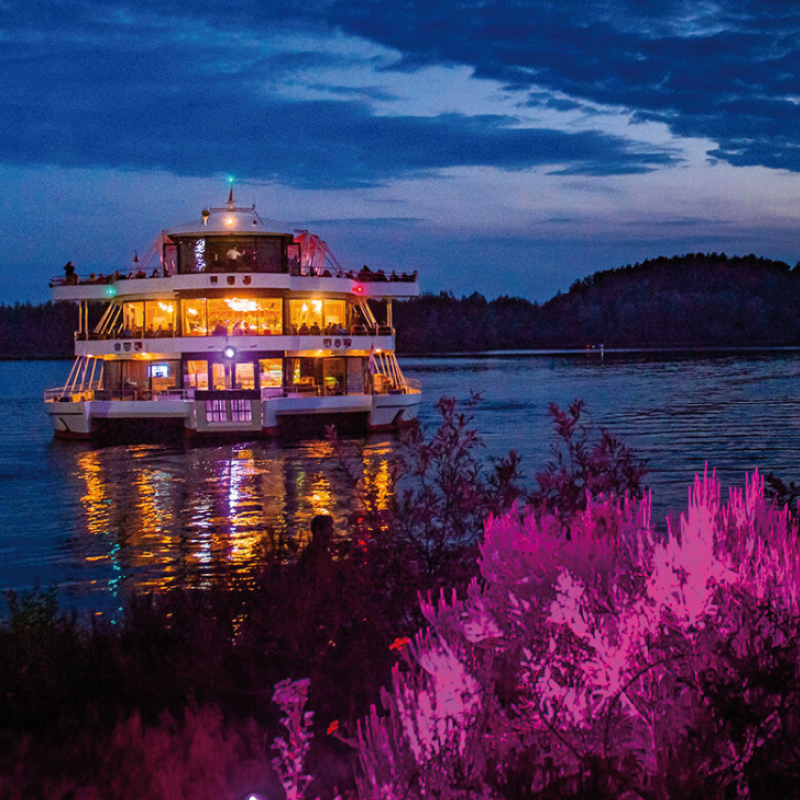 Beleuchtetes Schiff "MS Brombachsee" in der Abenddämmerung