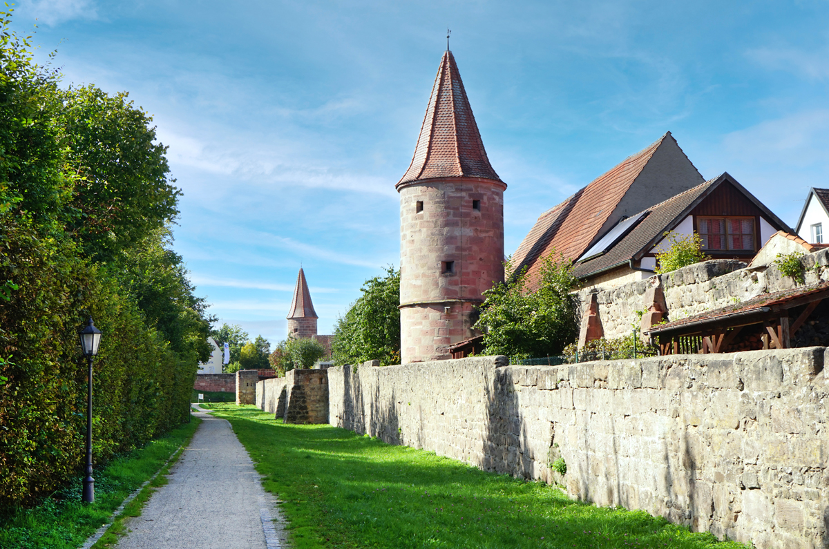 Barrierefreier Wanderweg am Rand der Stadtbefestigung von Wolframs-Eschenbach